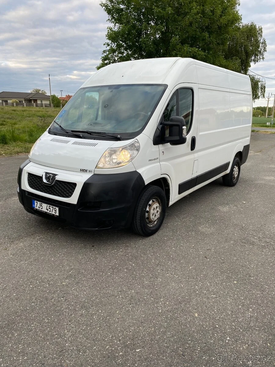 Pohled zezadu na Peugeot Boxer